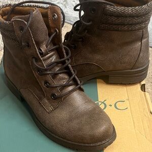 LIKE NEW b.o.c. Dark Brown Lace-Up Boots